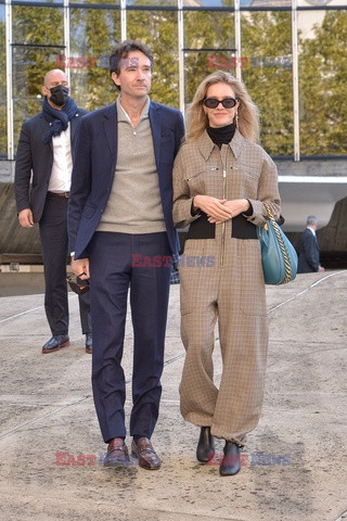 Goście na Tygodniu Mody w Paryżu - lato 2022