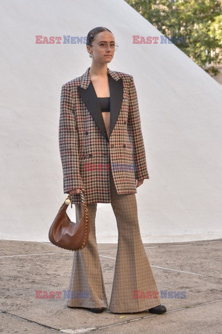 Goście na Tygodniu Mody w Paryżu - lato 2022