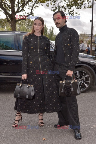 Goście na Tygodniu Mody w Paryżu - lato 2022