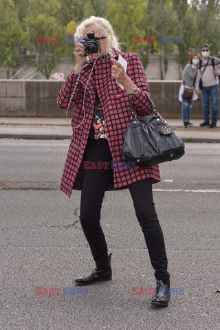 Goście na Tygodniu Mody w Paryżu - lato 2022