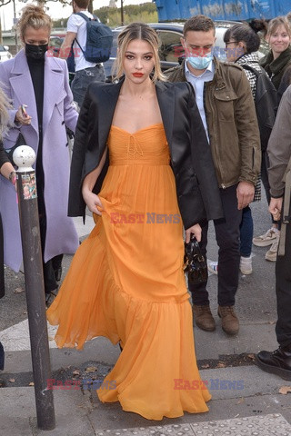 Goście na Tygodniu Mody w Paryżu - lato 2022