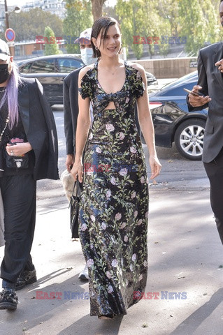 Goście na Tygodniu Mody w Paryżu - lato 2022