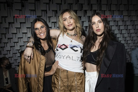 Goście na Tygodniu Mody w Paryżu - lato 2022