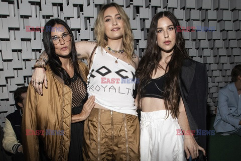 Goście na Tygodniu Mody w Paryżu - lato 2022