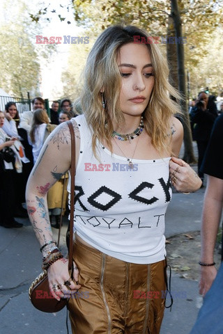 Goście na Tygodniu Mody w Paryżu - lato 2022