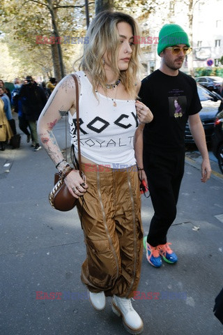 Goście na Tygodniu Mody w Paryżu - lato 2022