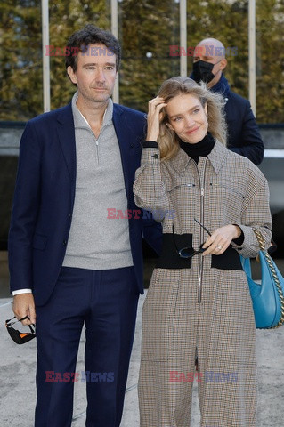 Goście na Tygodniu Mody w Paryżu - lato 2022