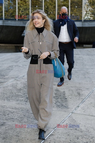 Goście na Tygodniu Mody w Paryżu - lato 2022