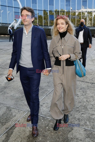 Goście na Tygodniu Mody w Paryżu - lato 2022