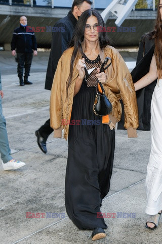 Goście na Tygodniu Mody w Paryżu - lato 2022