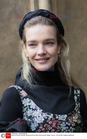 Goście na Tygodniu Mody w Paryżu - lato 2022