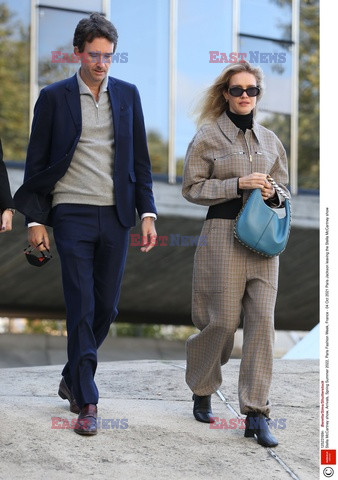 Goście na Tygodniu Mody w Paryżu - lato 2022