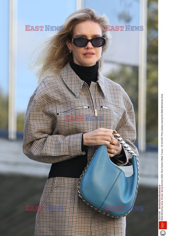 Goście na Tygodniu Mody w Paryżu - lato 2022