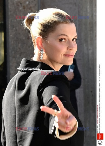 Goście na Tygodniu Mody w Paryżu - lato 2022