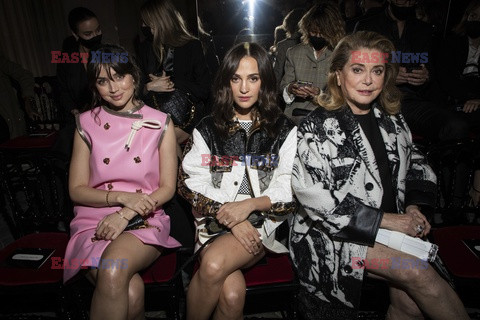 Goście na Tygodniu Mody w Paryżu - lato 2022