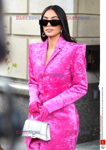 Kim Kardashian w różowym kostiumie