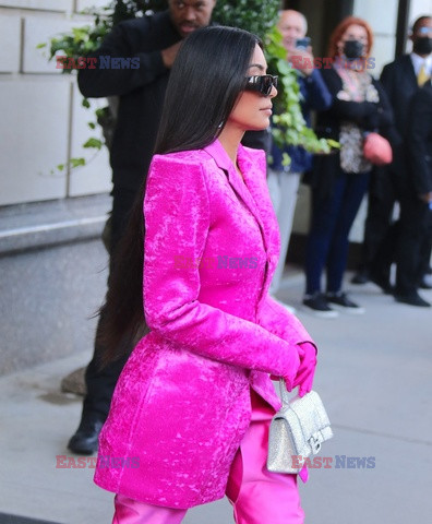 Kim Kardashian w różowym kostiumie