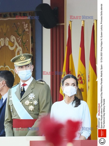 Hiszpańska rodzina królewska na  paradzie wojskowej
