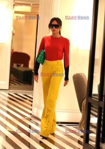 Victoria Beckham w szerokich, żółtych spodniach