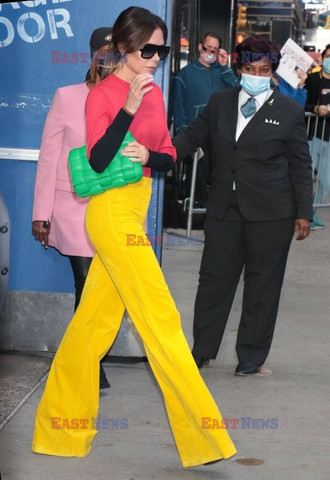 Victoria Beckham w szerokich, żółtych spodniach