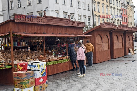 Przygotowania do Świąt na Rynku Głównym w Krakowie