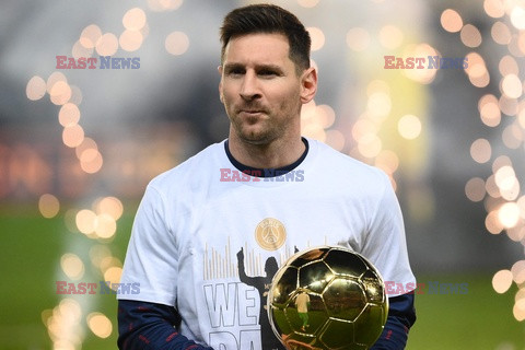 Leo Messi prezentuje Złotą Piłkę przed meczem z Nice