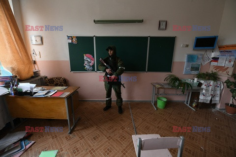 Wojna w Ukrainie - ostrzelana szkoła w Doniecku