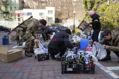 Wojna w Ukrainie - cywile przygotowują koktajle Mołotowa