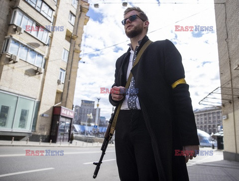Wojna w Ukrainie - poseł Sviatoslav Yurash z bronią na ulicach Kijowa