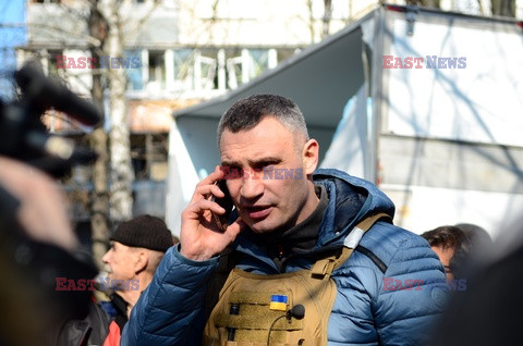 Wojna w Ukrainie - ostrzelany blok w Kijowie