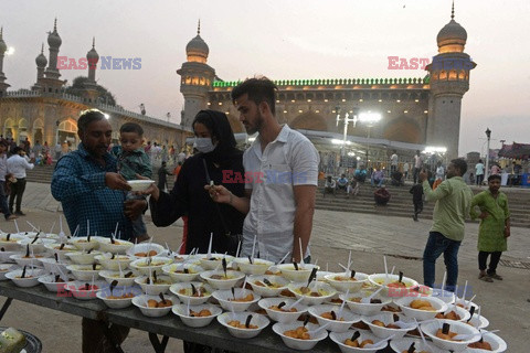 Przygotowywanie posiłków na Iftar - AFP