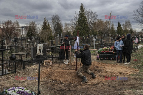 Wojna w Ukrainie - Ekshumacja ciał ofiar z masowych grobów w Buczy