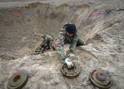 Wojna w Ukrainie - saperzy przy rozbrajaniu min