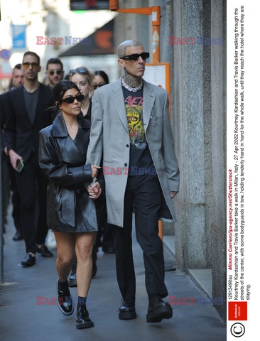 Kourtney Kardashian i Travis Barker spacerują po Mediolanie