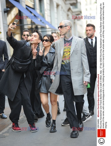 Kourtney Kardashian i Travis Barker spacerują po Mediolanie
