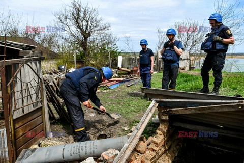 Wojna w Ukrainie - saperzy przy rozbrajaniu min