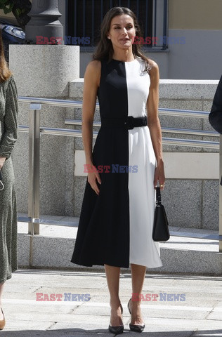 Królowa Letizia w czarno-białej sukience