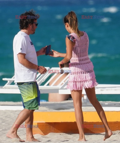 Fernando Alonso z dziewczyną na plaży
