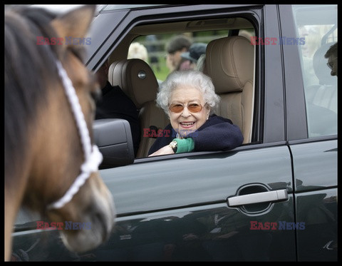 Królowa Elżbieta ogląda pokaz koni
