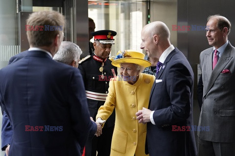 Królowa Elżbieta na stacji kolejowej swojego imienia
