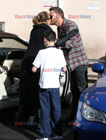 Jennifer Lopez i Ben Affleck całują się na pożegnanie