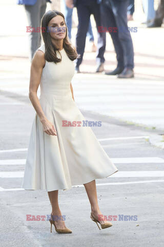 Królowa Letizia w białej sukience