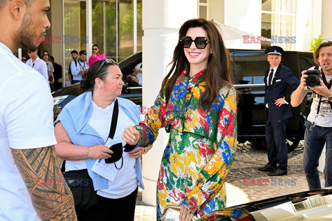 Anne Hathaway w kolorowej sukience w Cannes