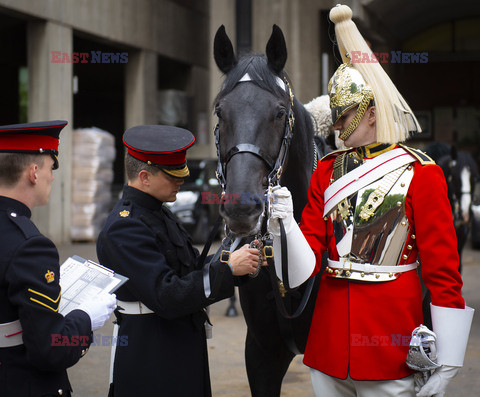 Pułk Królewskiej Kawalerii przygotowuje się do parady - Eyevine