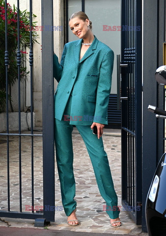 Toni Garrn przed hotelem w Cannes