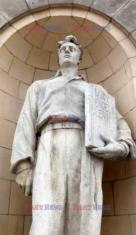 Radny chce usunięcia napisu "Lenin" z rzeźby na PKiN