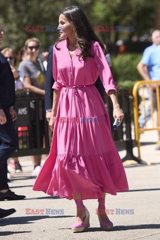 Królowa Letizia w różowej sukience