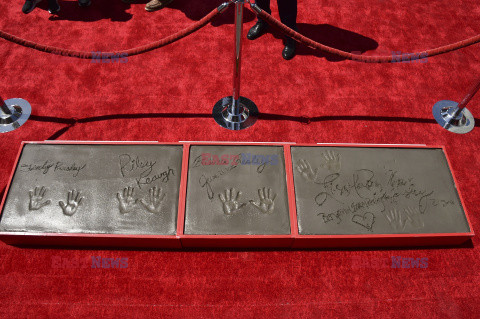 Trzy pokolenia Presleyów na ceremonii odciskania swoich dłoni