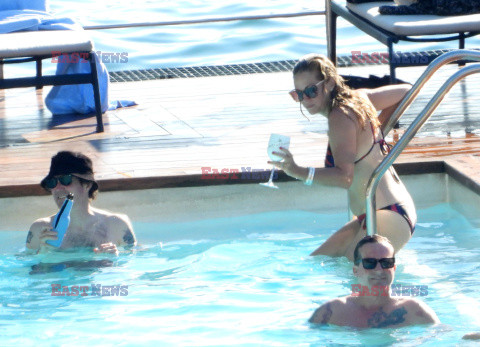 Muzycy Green Day z partnerkami na basenie