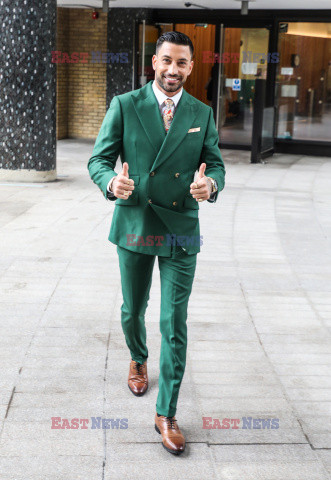 Giovanni Pernice w zielonym garniturze
